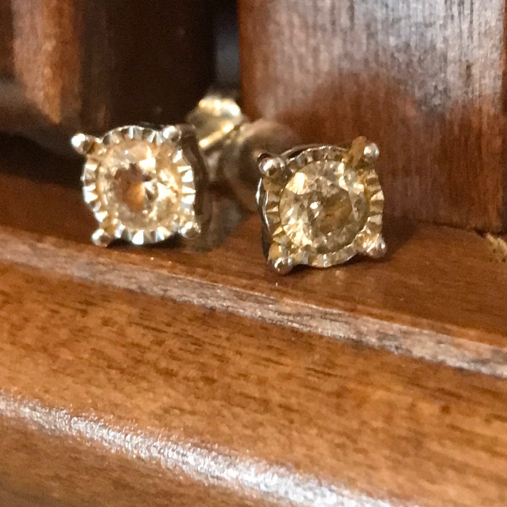 1 carat 10k white gold earrings